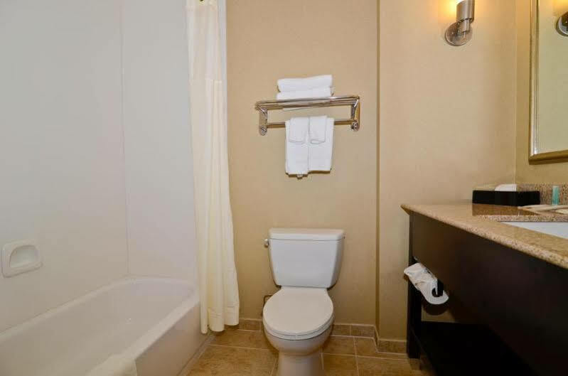 Hampton Campbell Hotel 3*